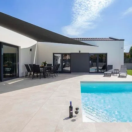Frola Comfortable Holiday Villa Pula