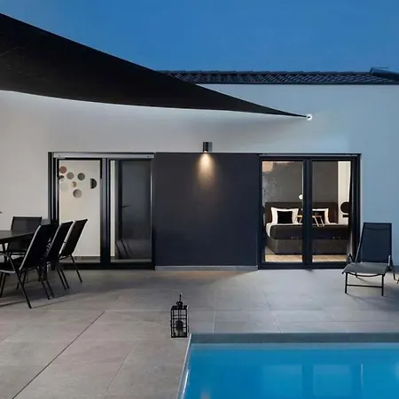 Frola Comfortable Holiday Villa *