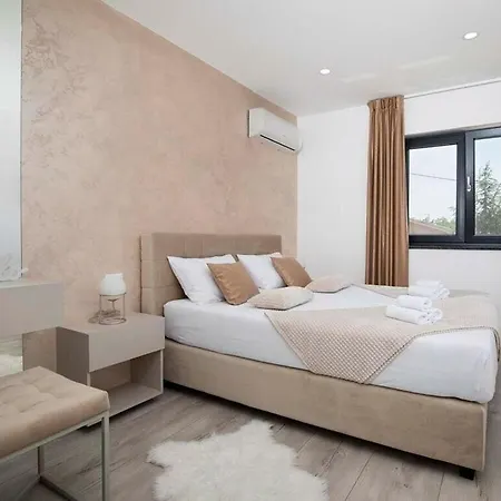 Frola Comfortable Holiday Villa