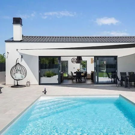Frola Comfortable Holiday Villa Pula