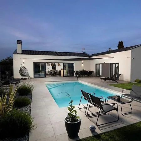 Frola Comfortable Holiday Villa