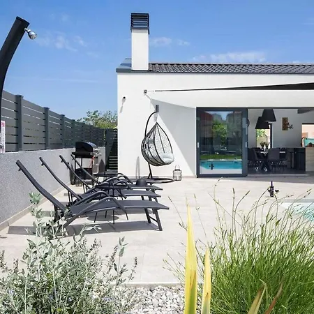 Frola Comfortable Holiday Villa *
